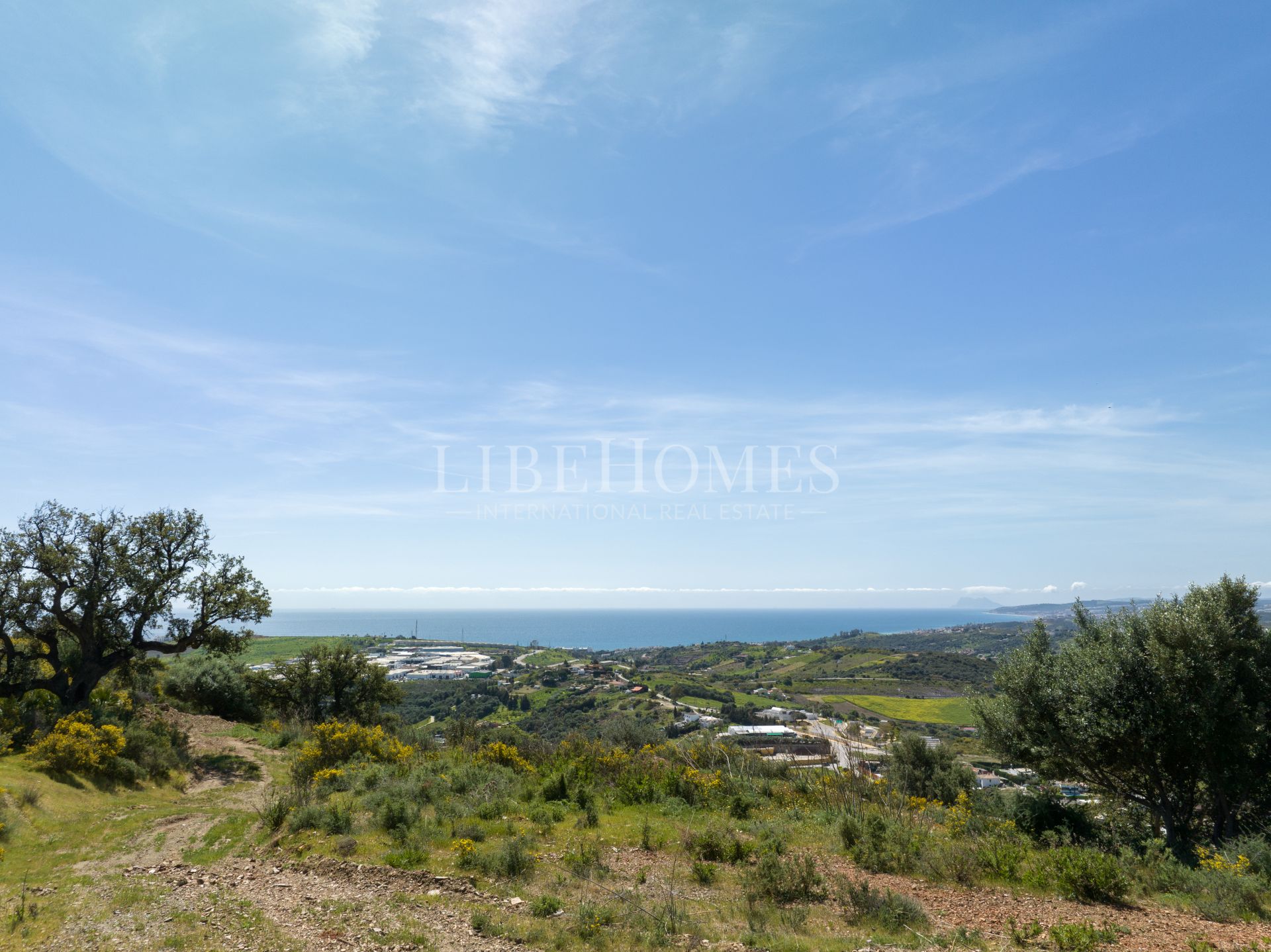 Terreno edificable muy cerca de Estepona, con increíbles vistas al mar