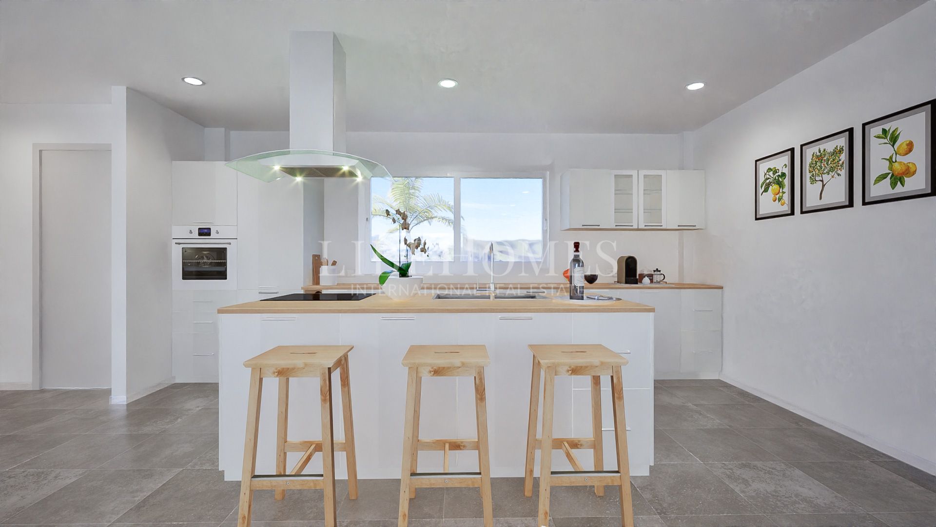 Terreno edificable muy cerca de Estepona, con increíbles vistas al mar
