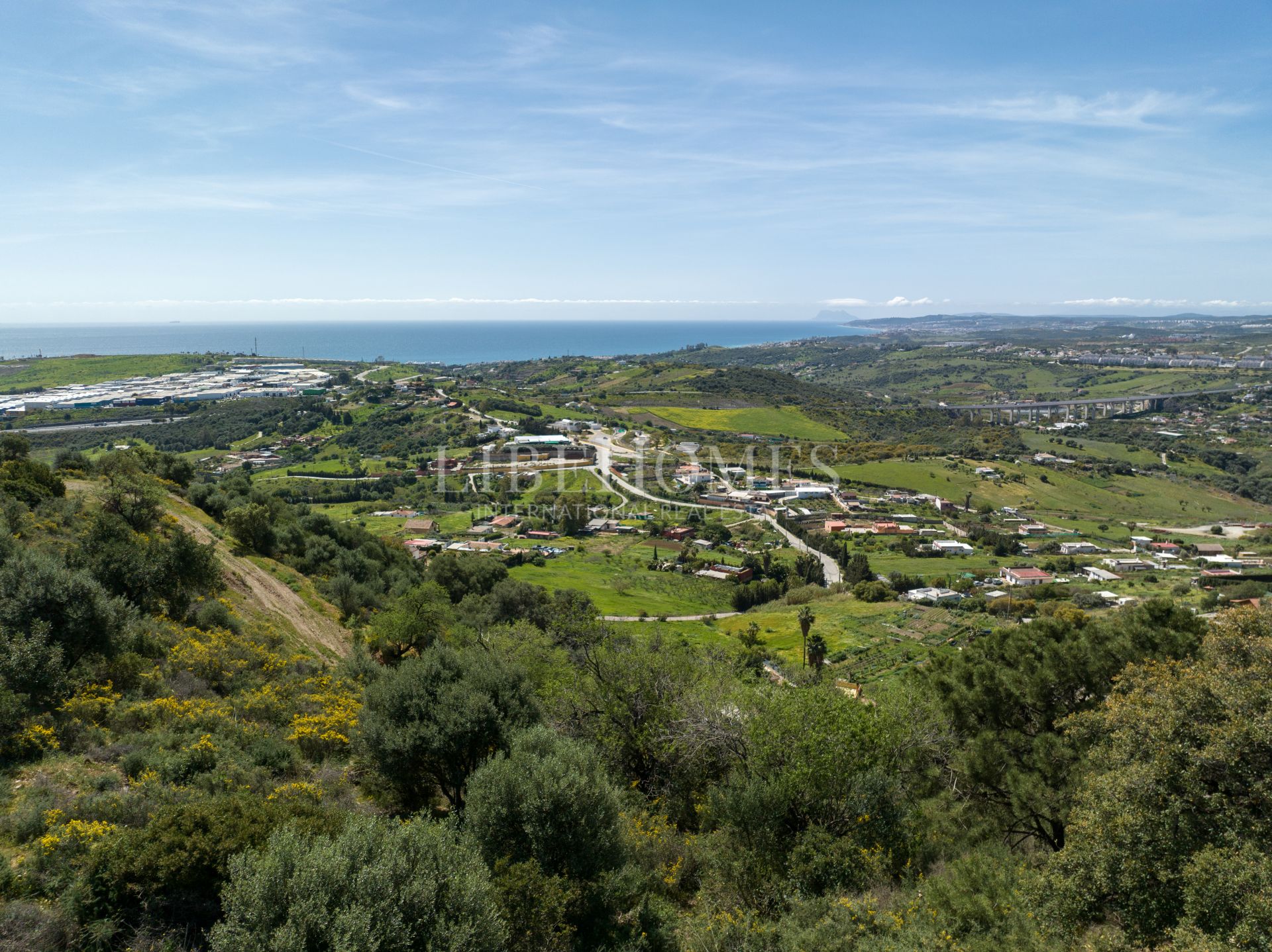 Terreno edificable muy cerca de Estepona, con increíbles vistas al mar