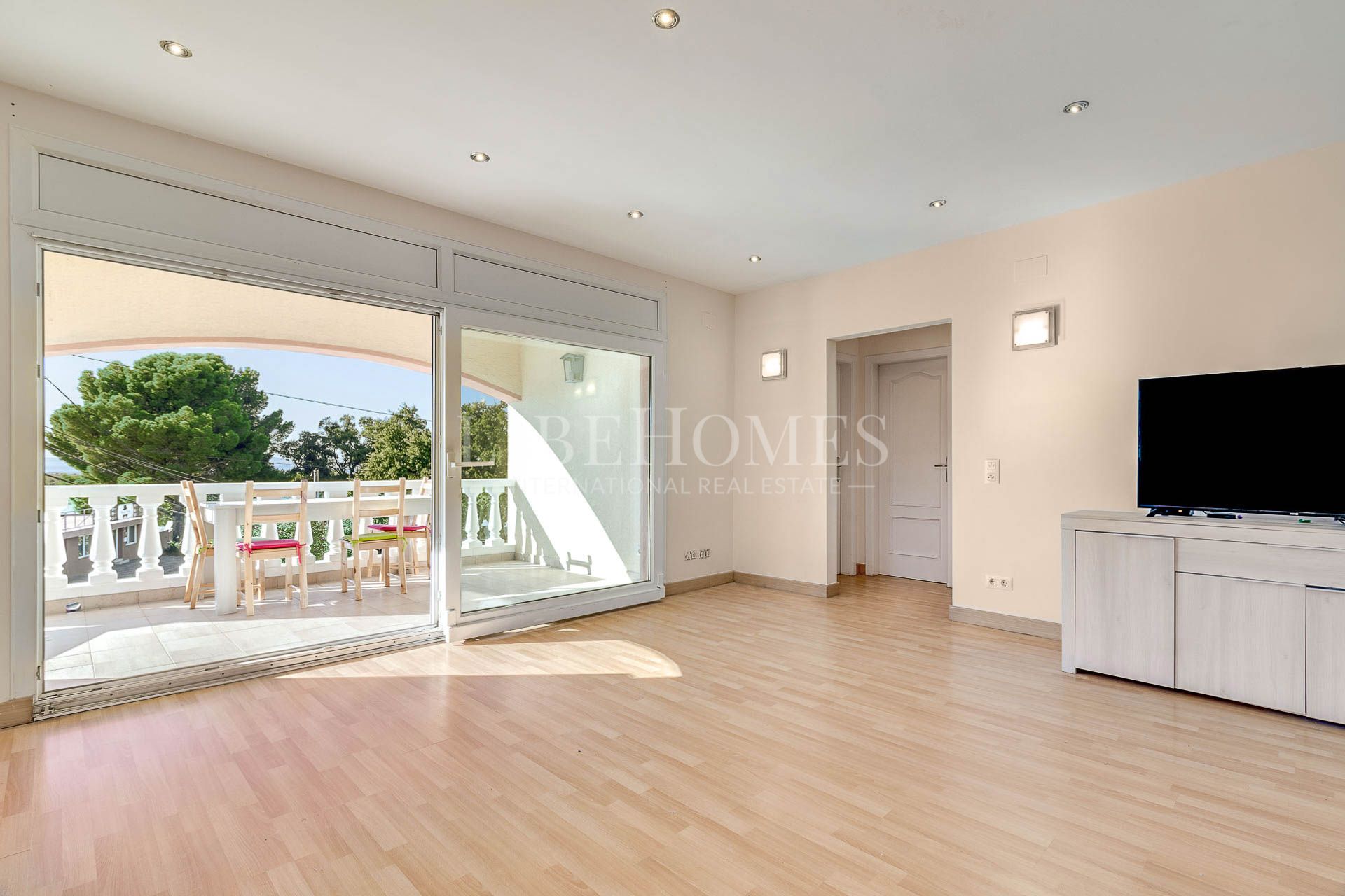 Grill restaurant with a 2-bedroom apartment in Roses, Costa Brava