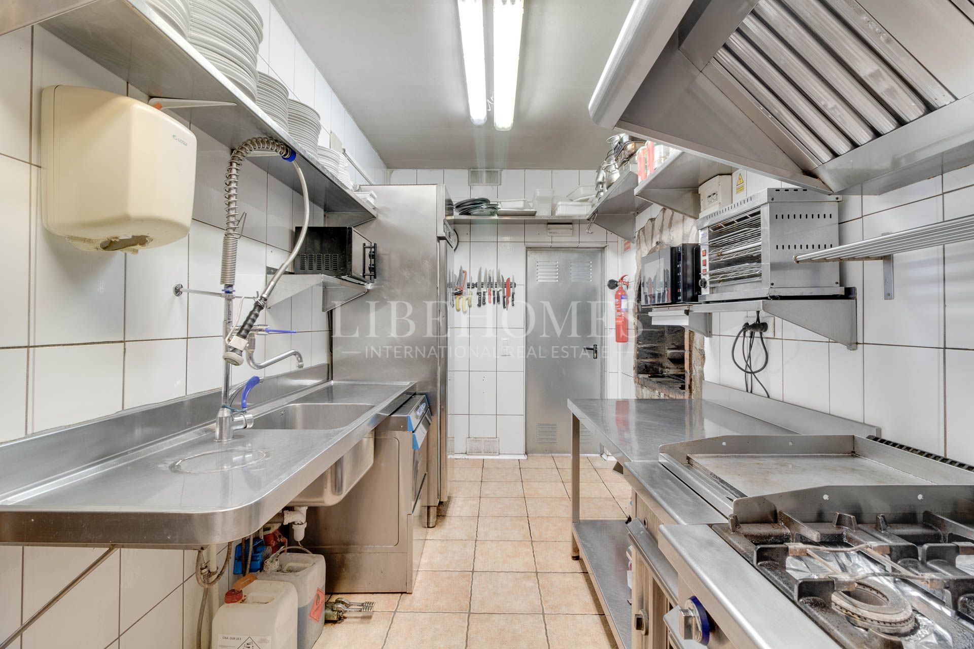Grill restaurant with a 2-bedroom apartment in Roses, Costa Brava