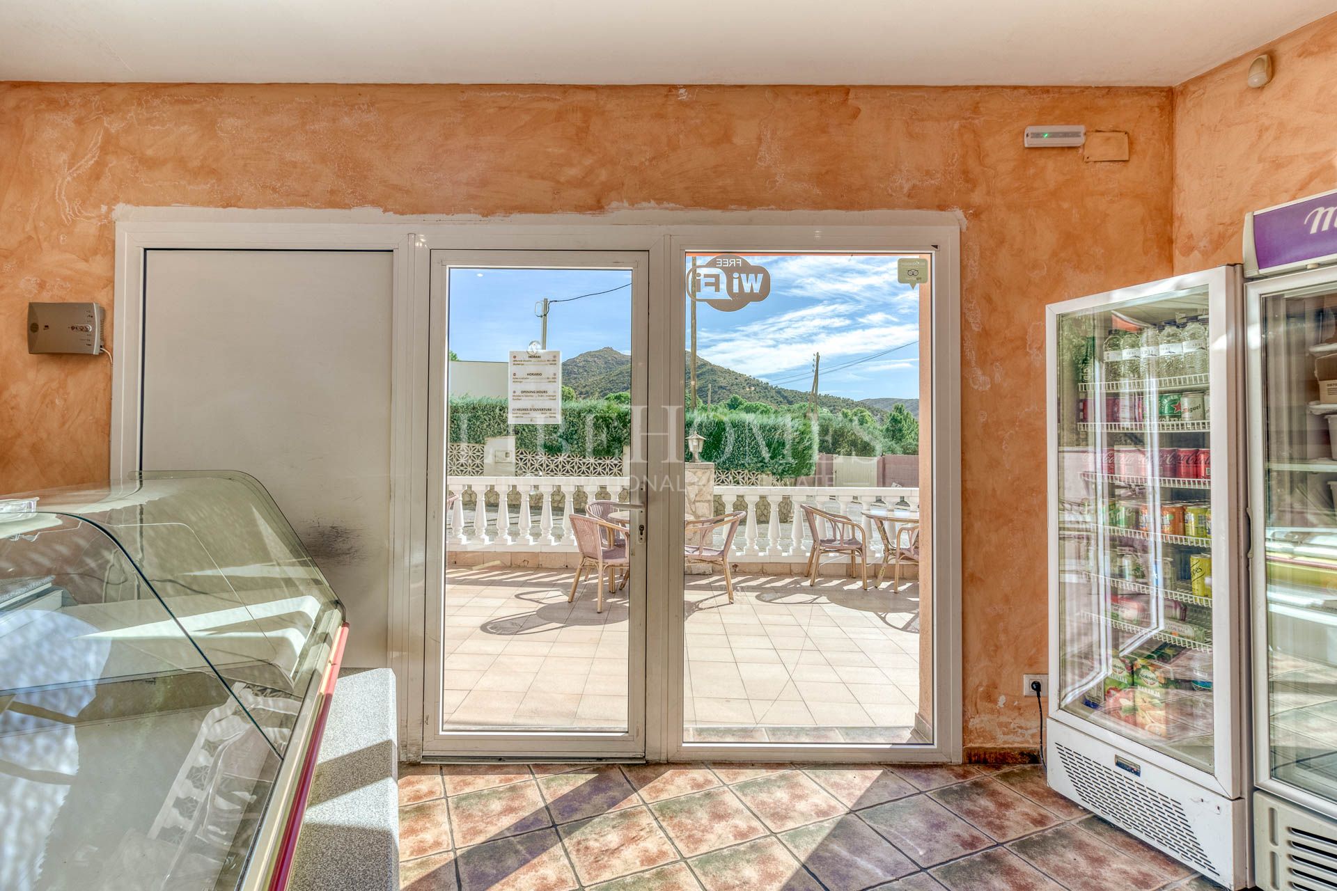 Grill restaurant with a 2-bedroom apartment in Roses, Costa Brava