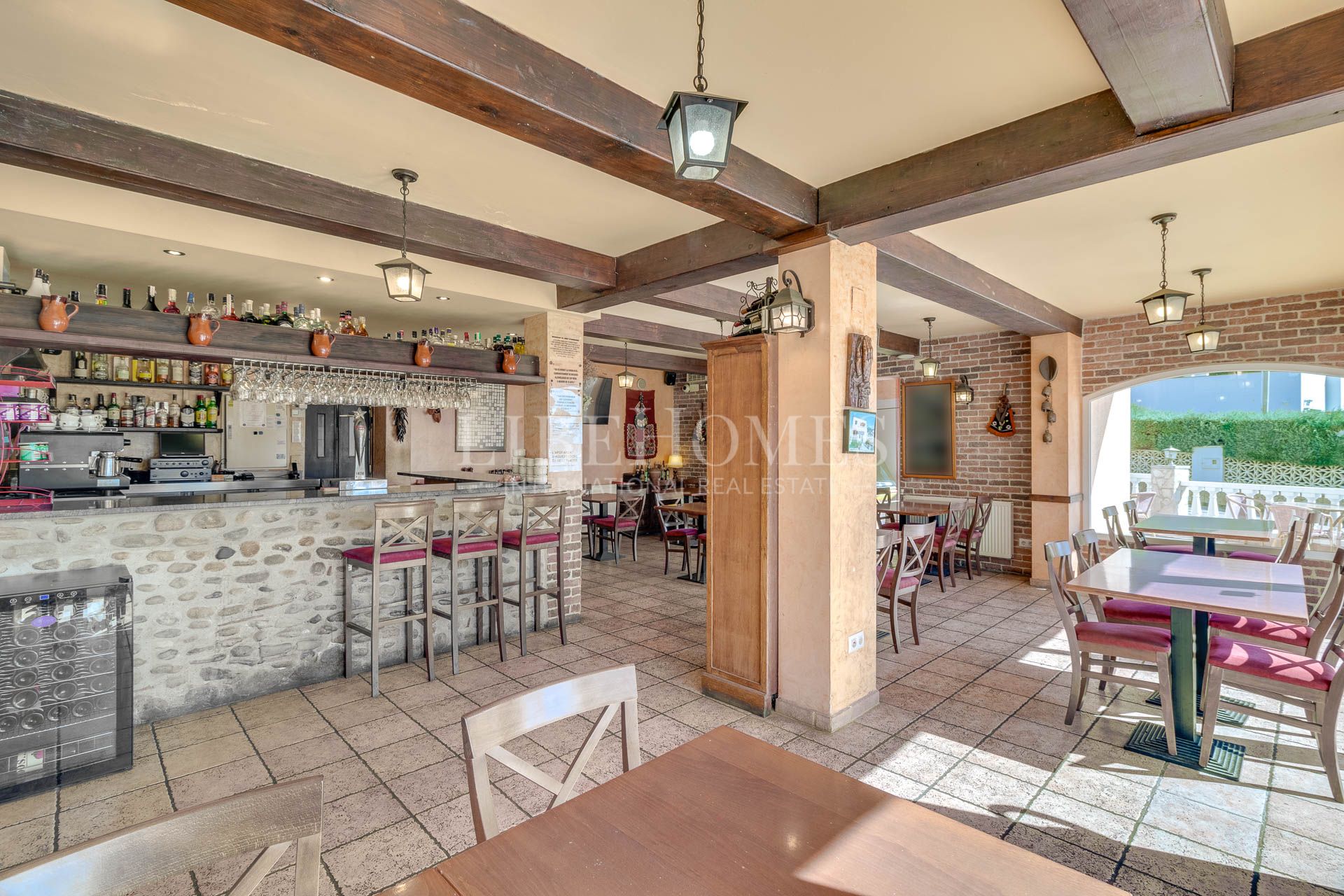 Grill restaurant with a 2-bedroom apartment in Roses, Costa Brava