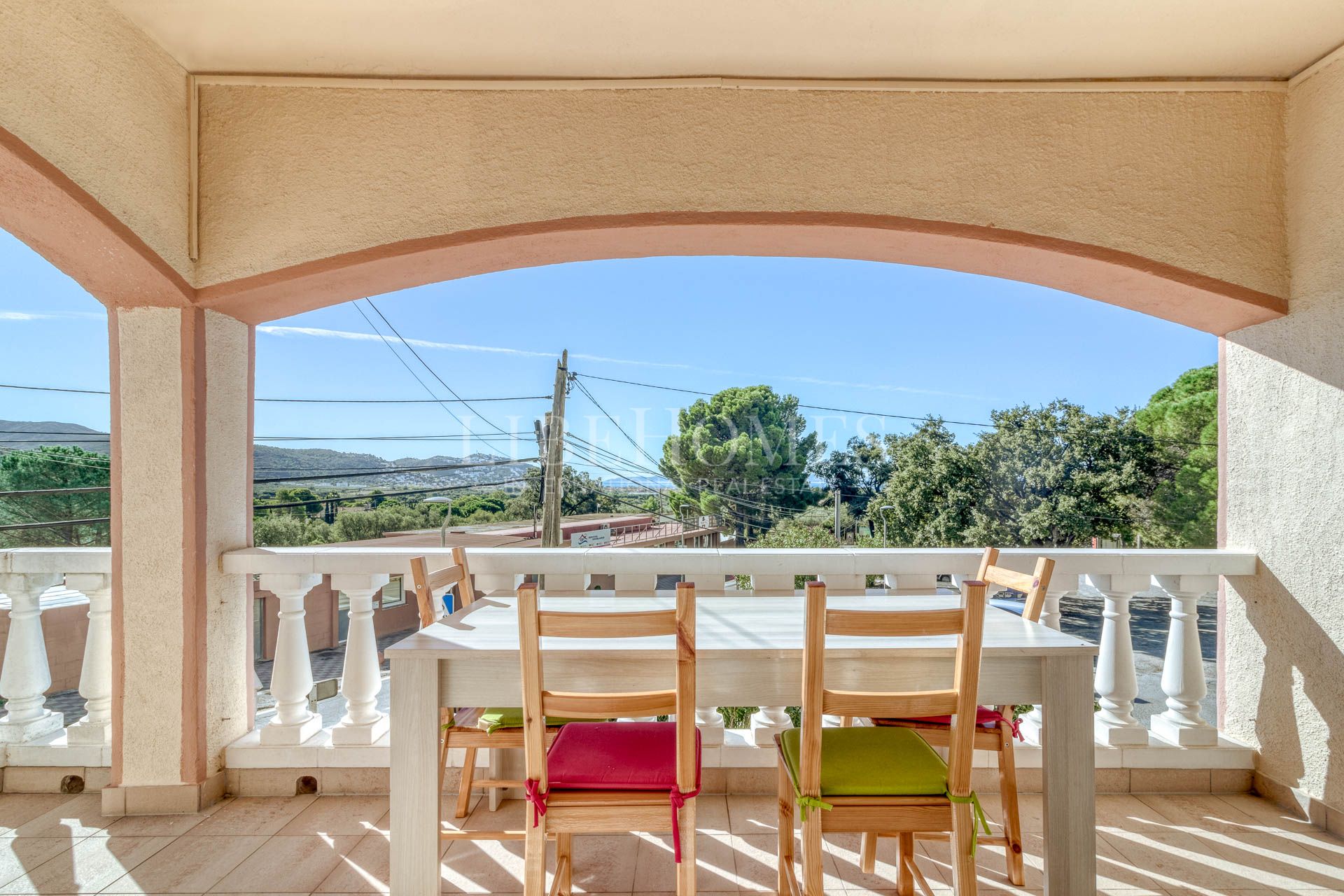 Grill restaurant with a 2-bedroom apartment in Roses, Costa Brava