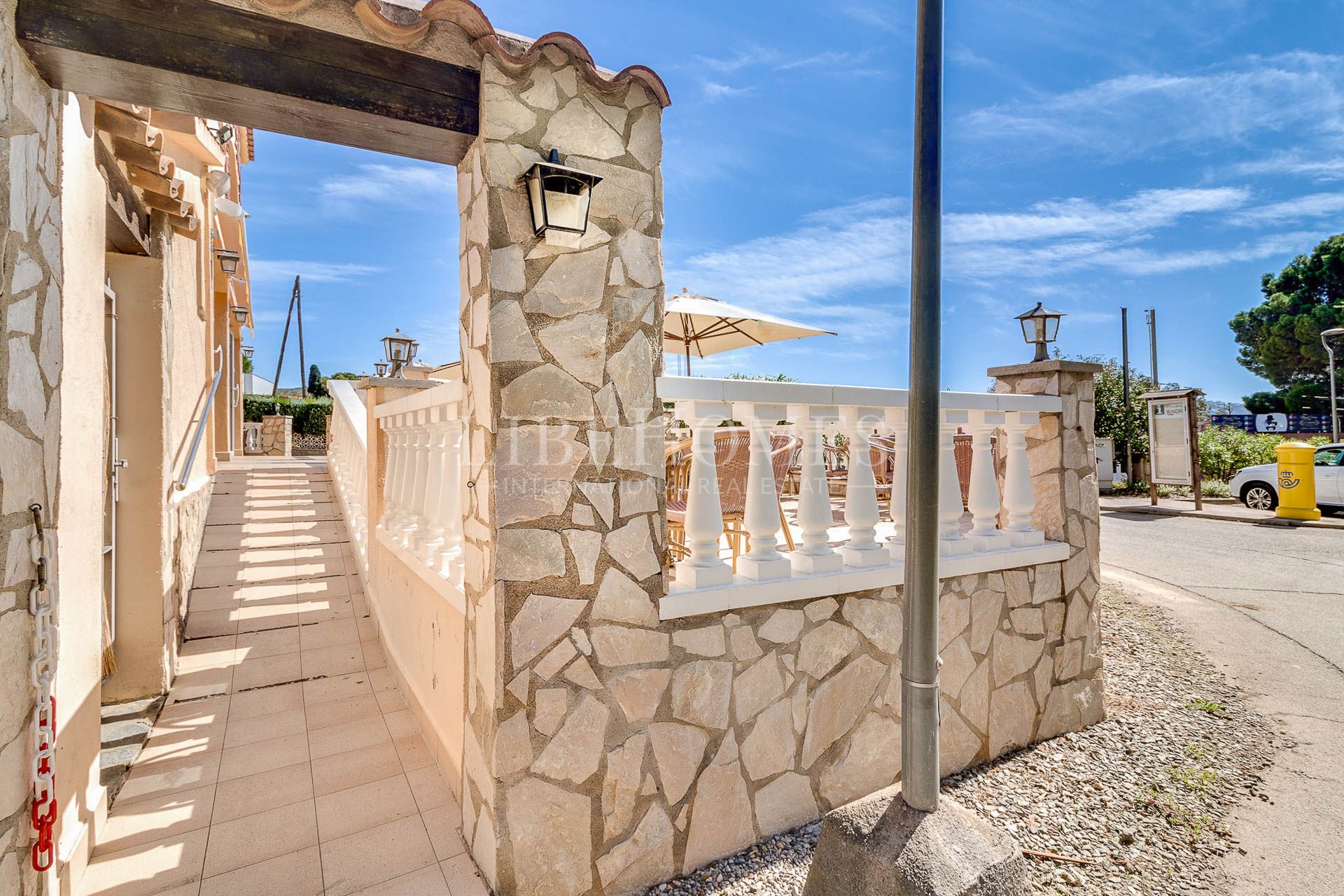 Grill restaurant with a 2-bedroom apartment in Roses, Costa Brava