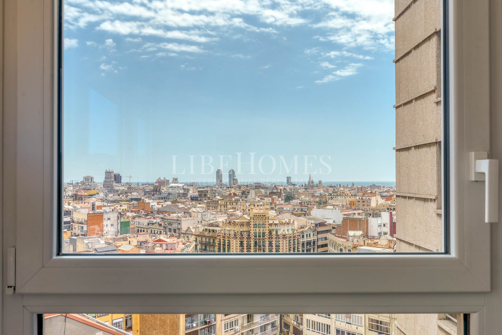Apartment in Barcelona center, panoramic views of city and the sea