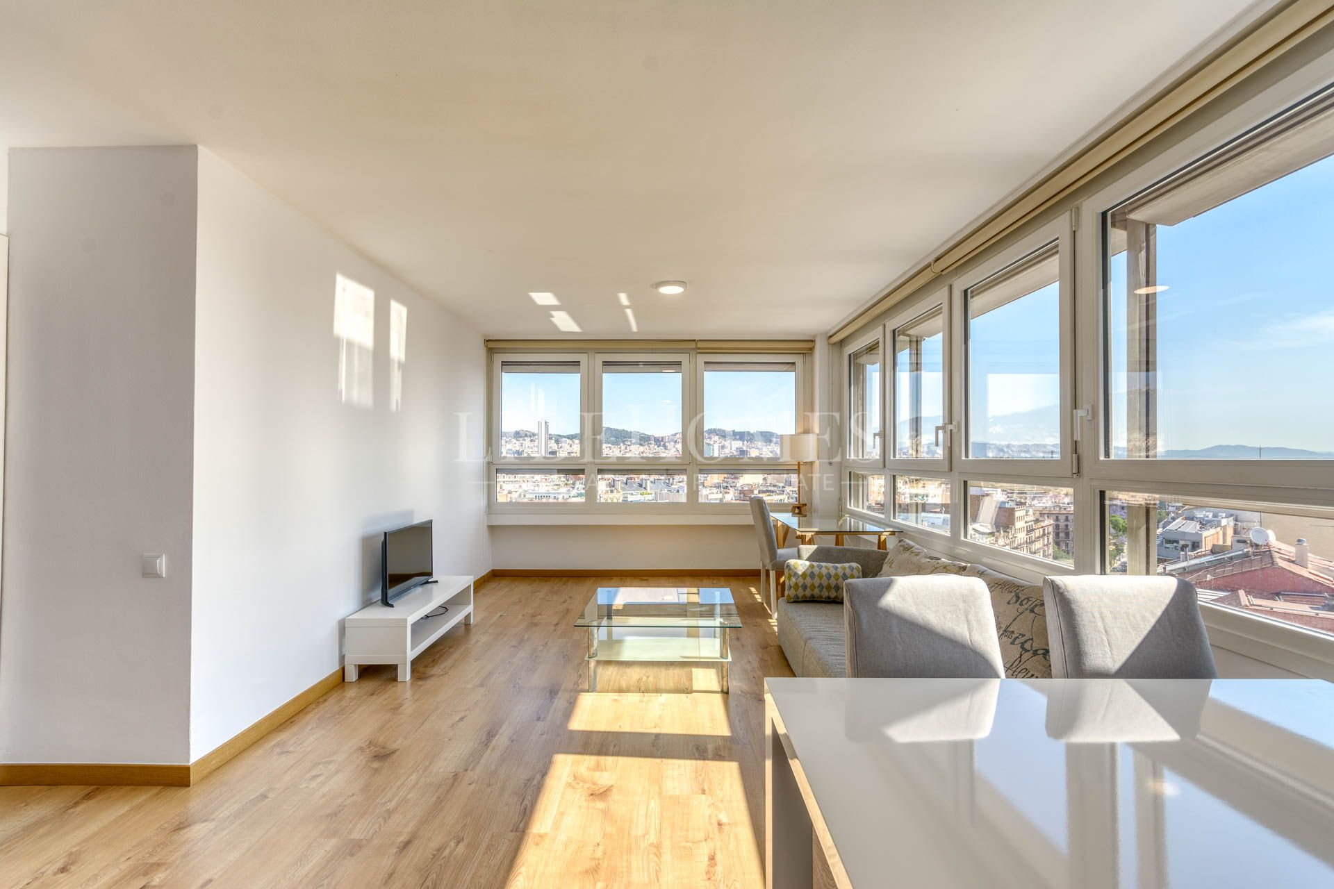 Apartment in Barcelona center, panoramic views of city and the sea