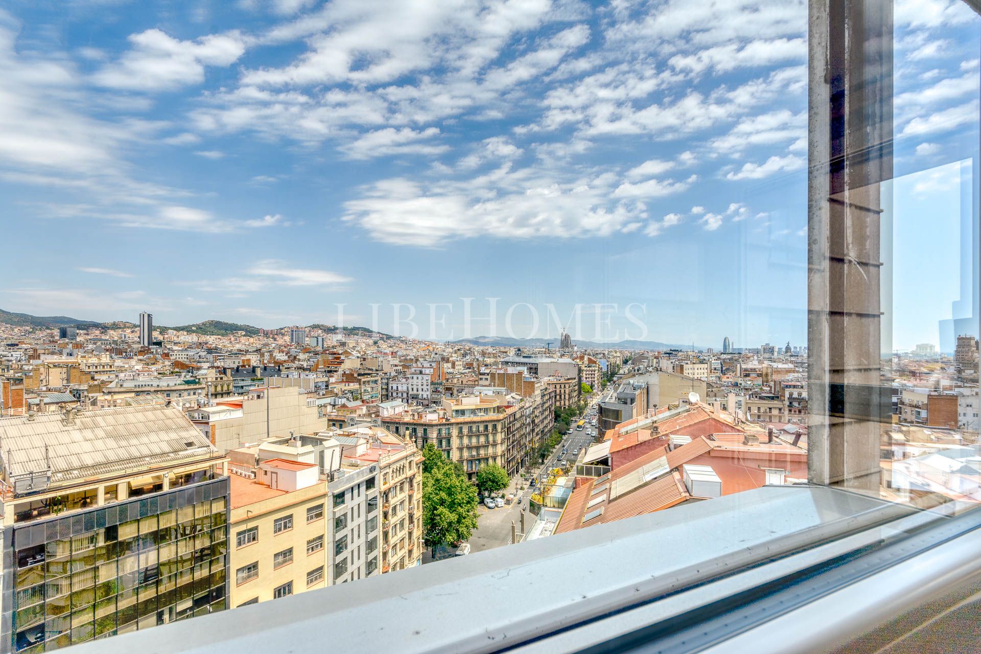 Apartment in Barcelona center, panoramic views of city and the sea
