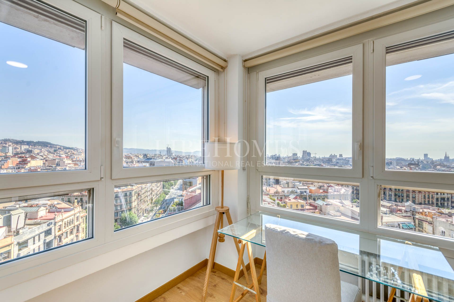 Apartment in Barcelona center, panoramic views of city and the sea