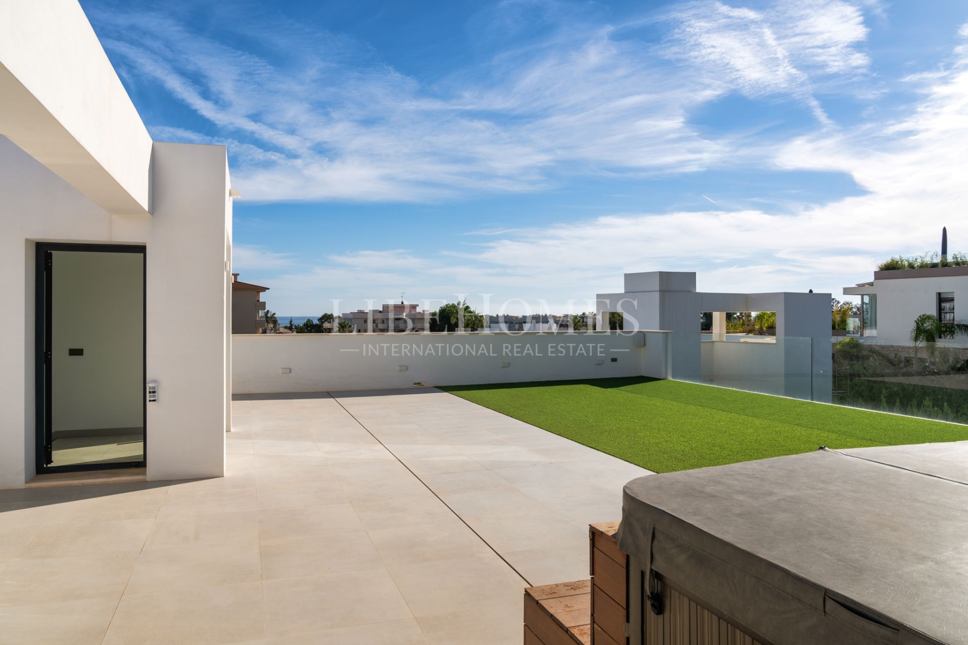 Villa moderna a un paseo de la zona de ocio de Puerto Banús, Marbella