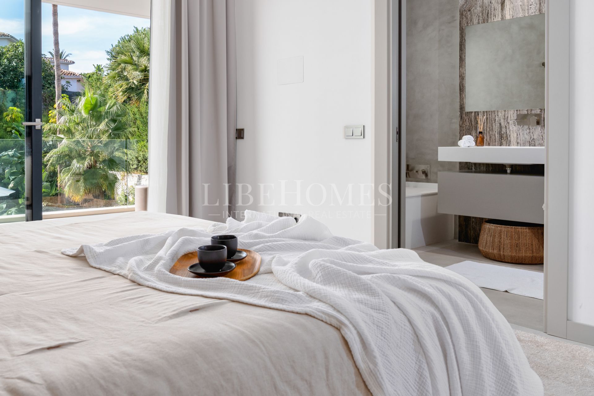 Villa moderna a un paseo de la zona de ocio de Puerto Banús, Marbella