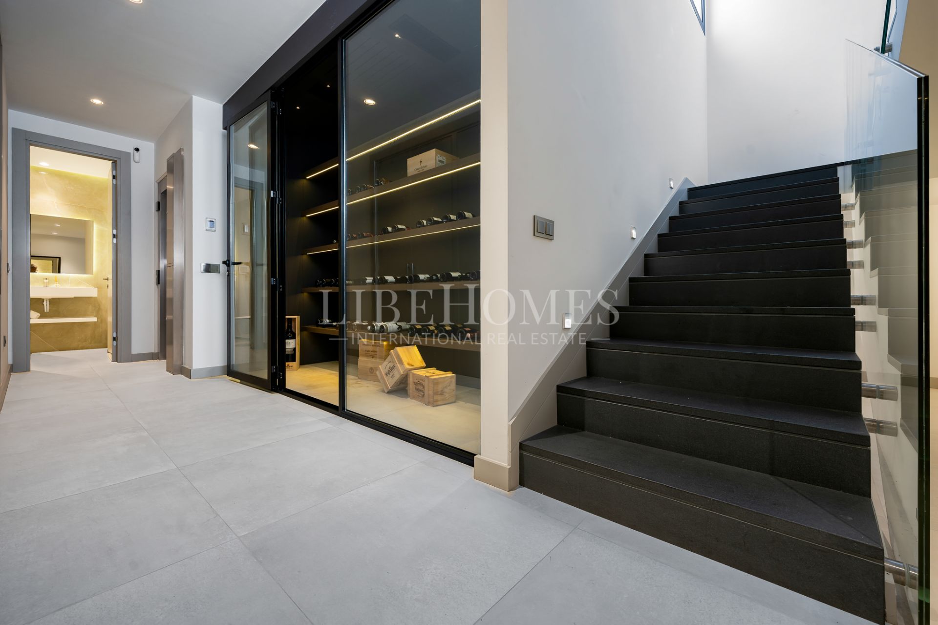 Villa moderna a un paseo de la zona de ocio de Puerto Banús, Marbella
