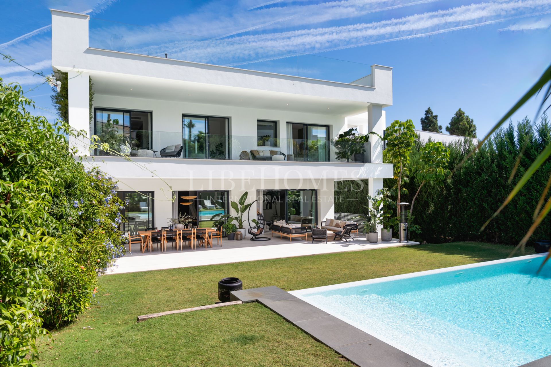 Villa moderna a un paseo de la zona de ocio de Puerto Banús, Marbella