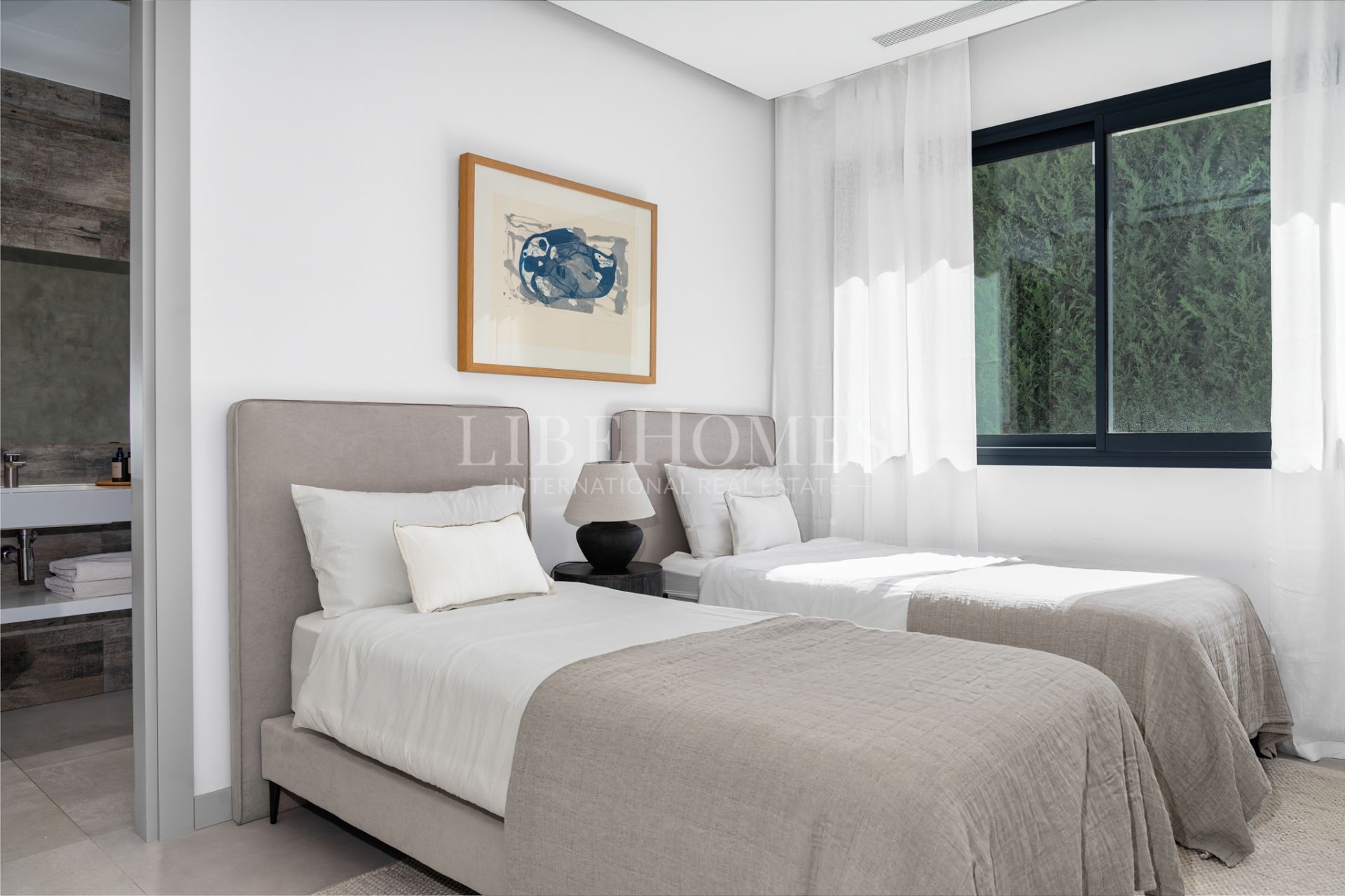 Villa moderna a un paseo de la zona de ocio de Puerto Banús, Marbella
