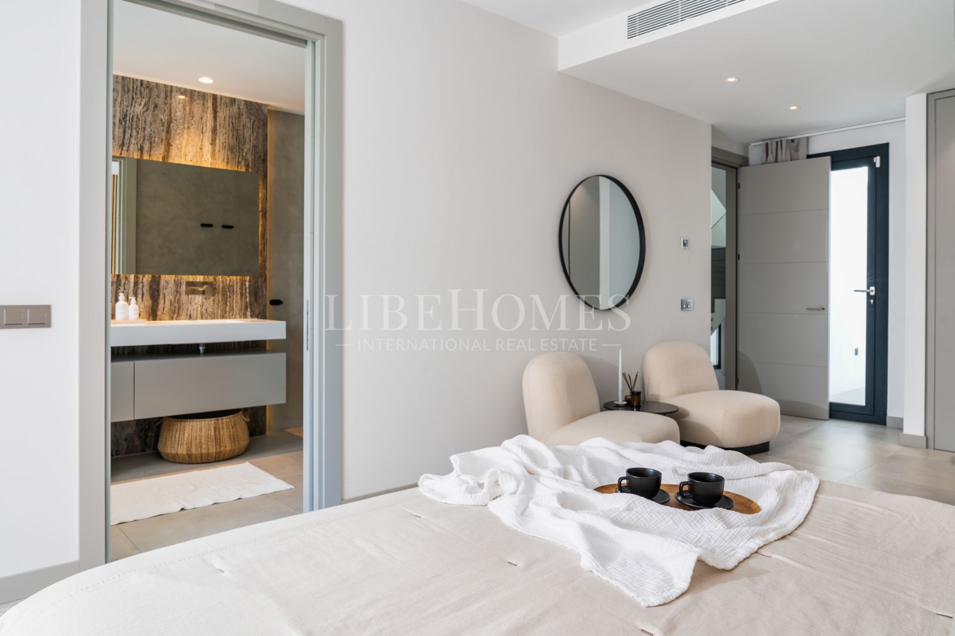 Villa moderna a un paseo de la zona de ocio de Puerto Banús, Marbella