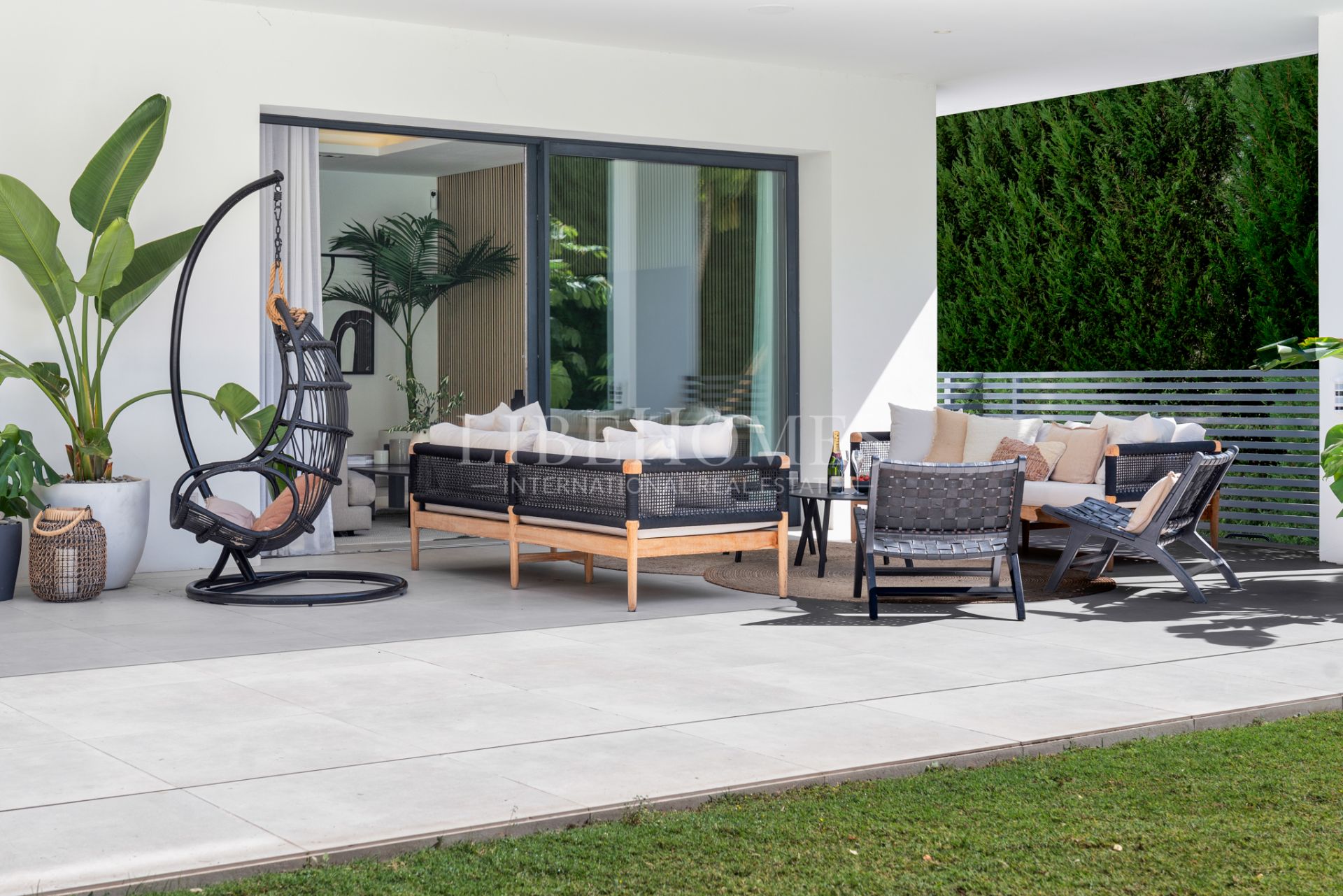 Villa moderna a un paseo de la zona de ocio de Puerto Banús, Marbella