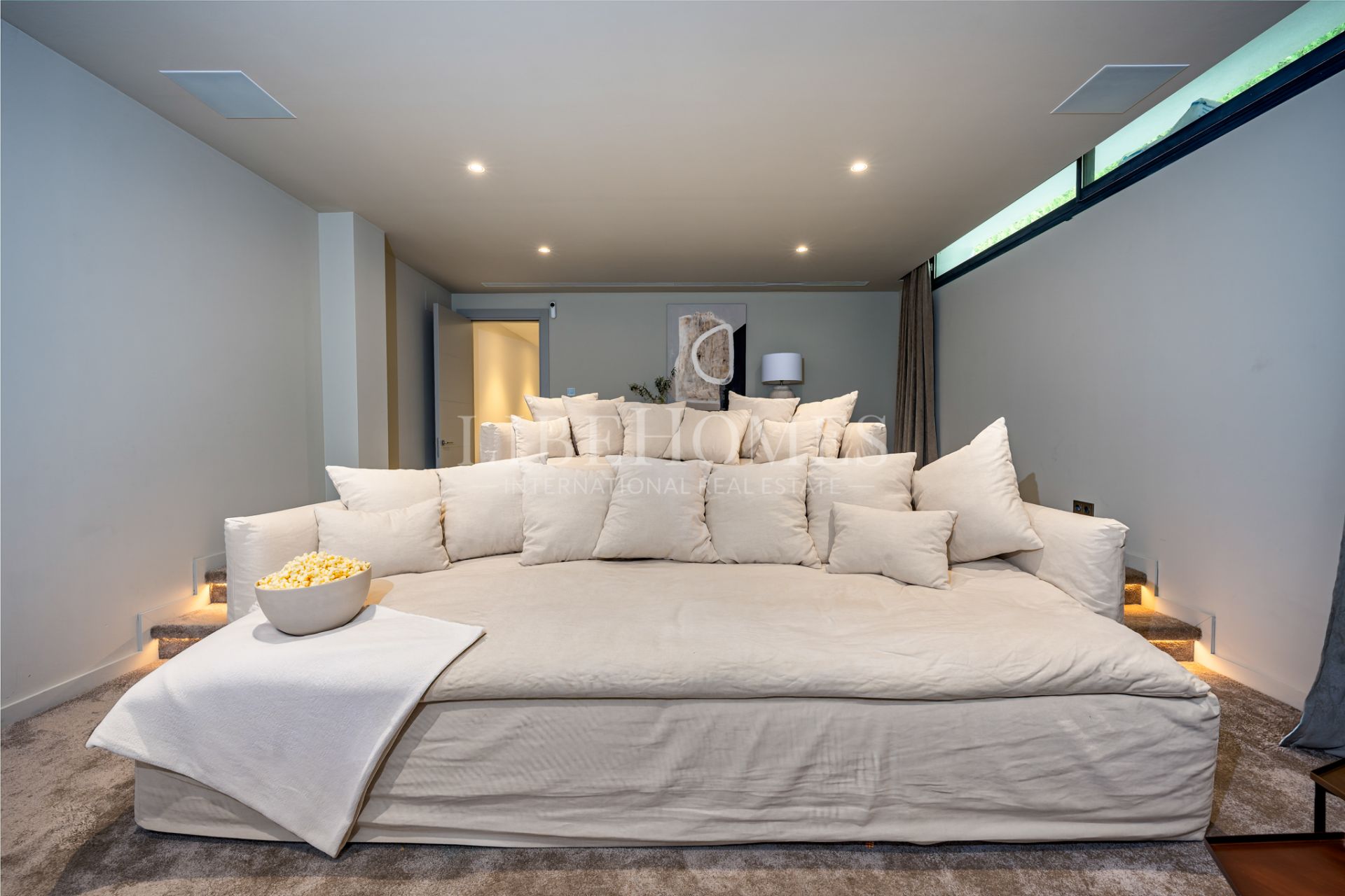 Villa moderna a un paseo de la zona de ocio de Puerto Banús, Marbella