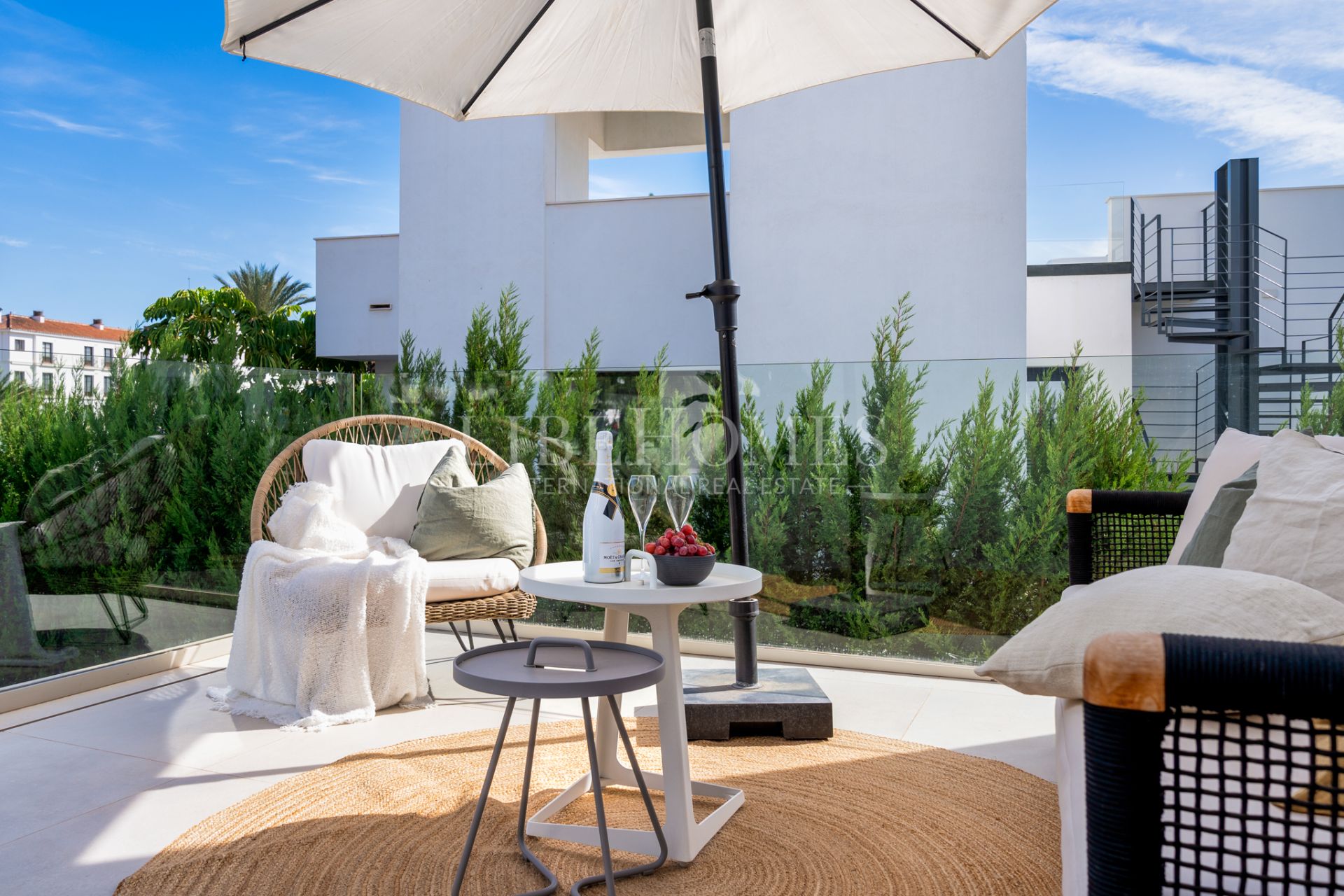 Villa moderna a un paseo de la zona de ocio de Puerto Banús, Marbella