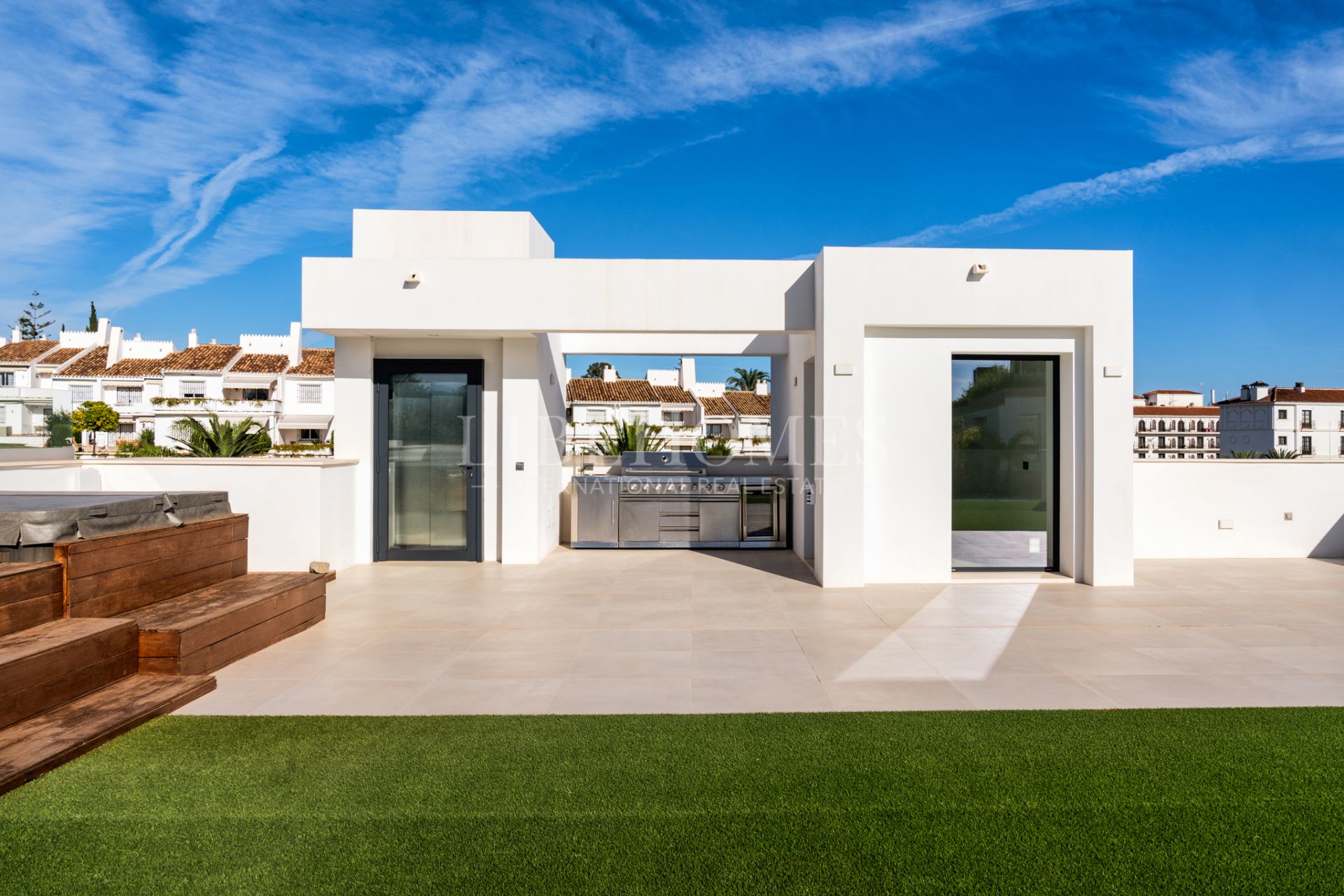Villa moderna a un paseo de la zona de ocio de Puerto Banús, Marbella