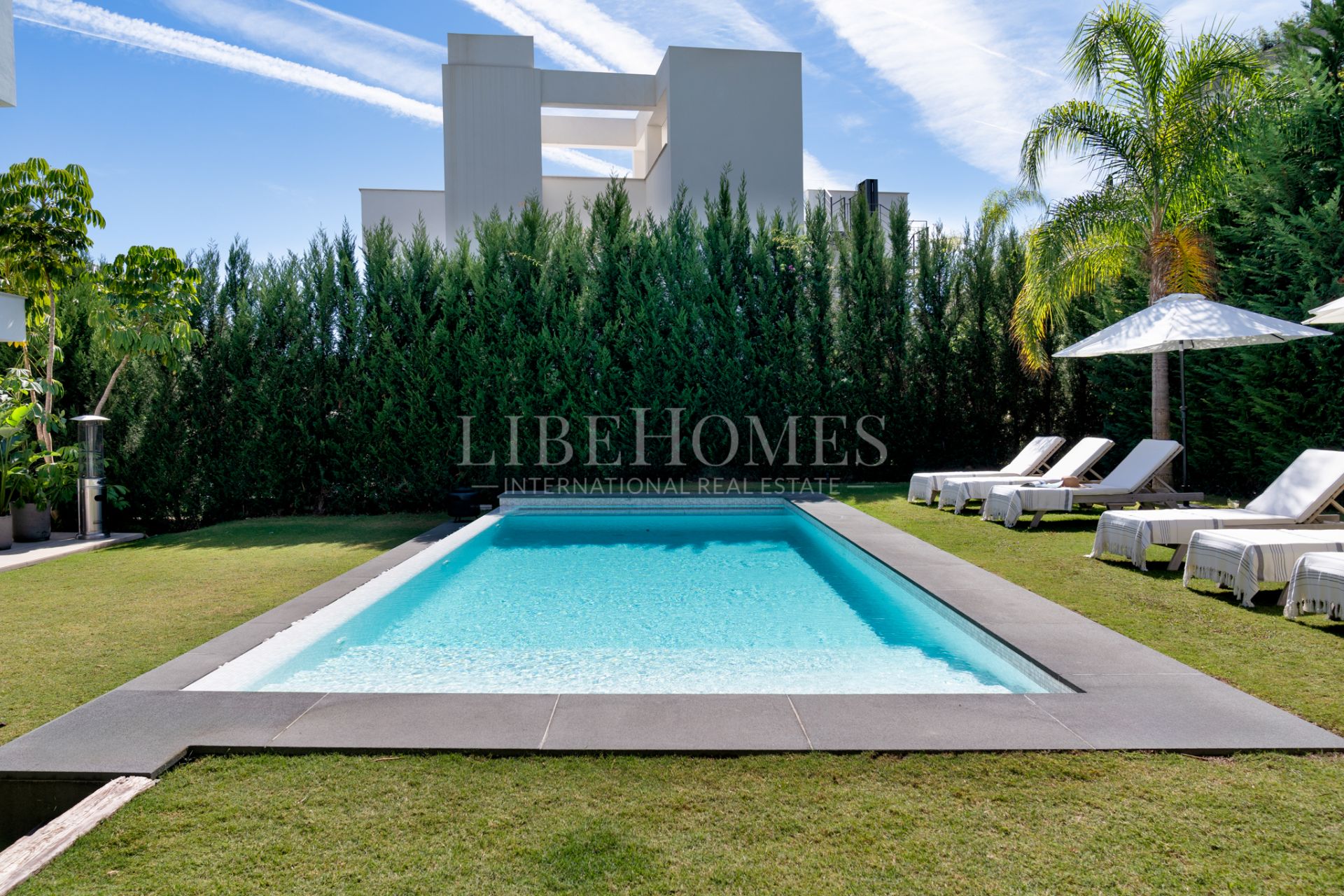 Villa moderna a un paseo de la zona de ocio de Puerto Banús, Marbella