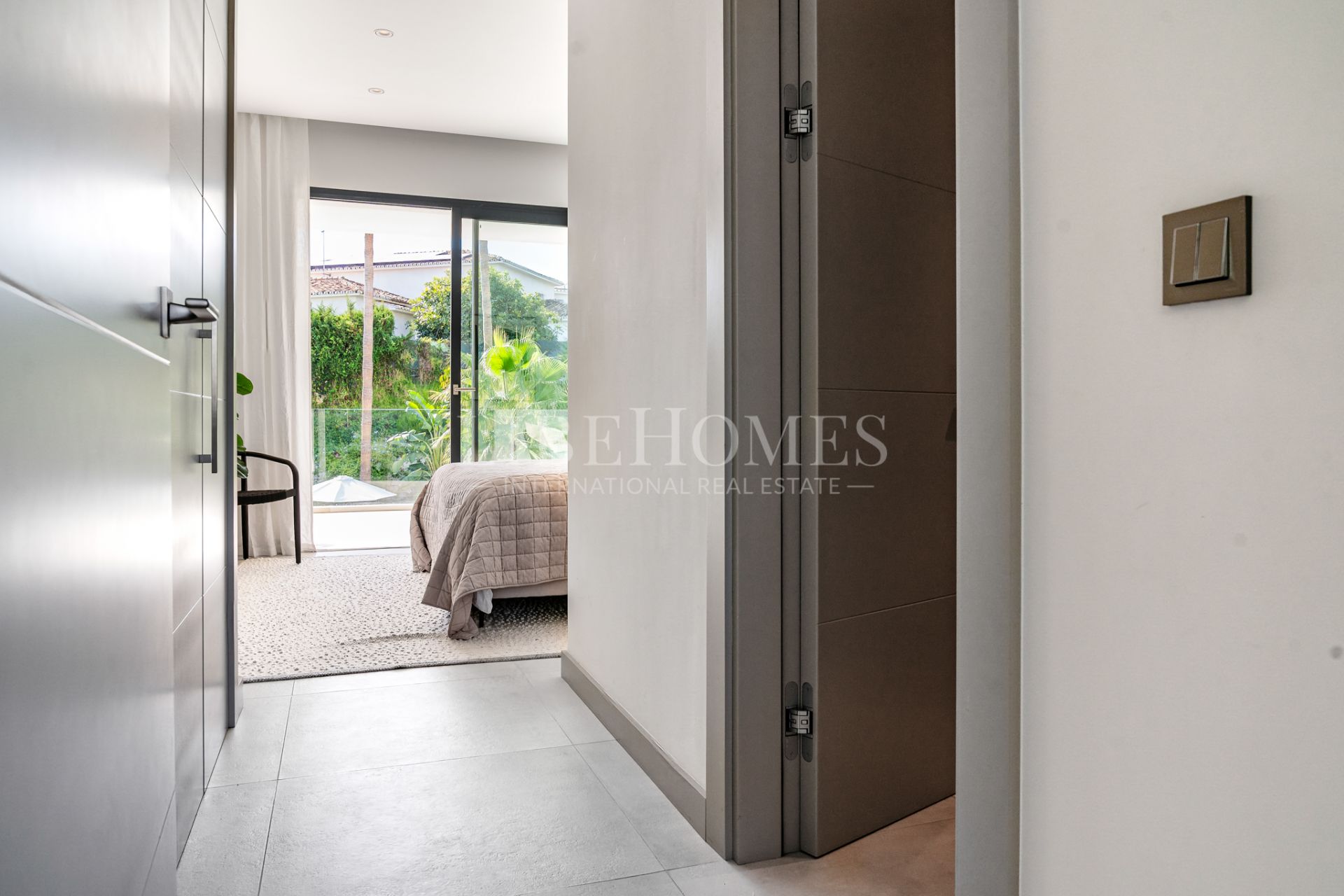 Villa moderna a un paseo de la zona de ocio de Puerto Banús, Marbella