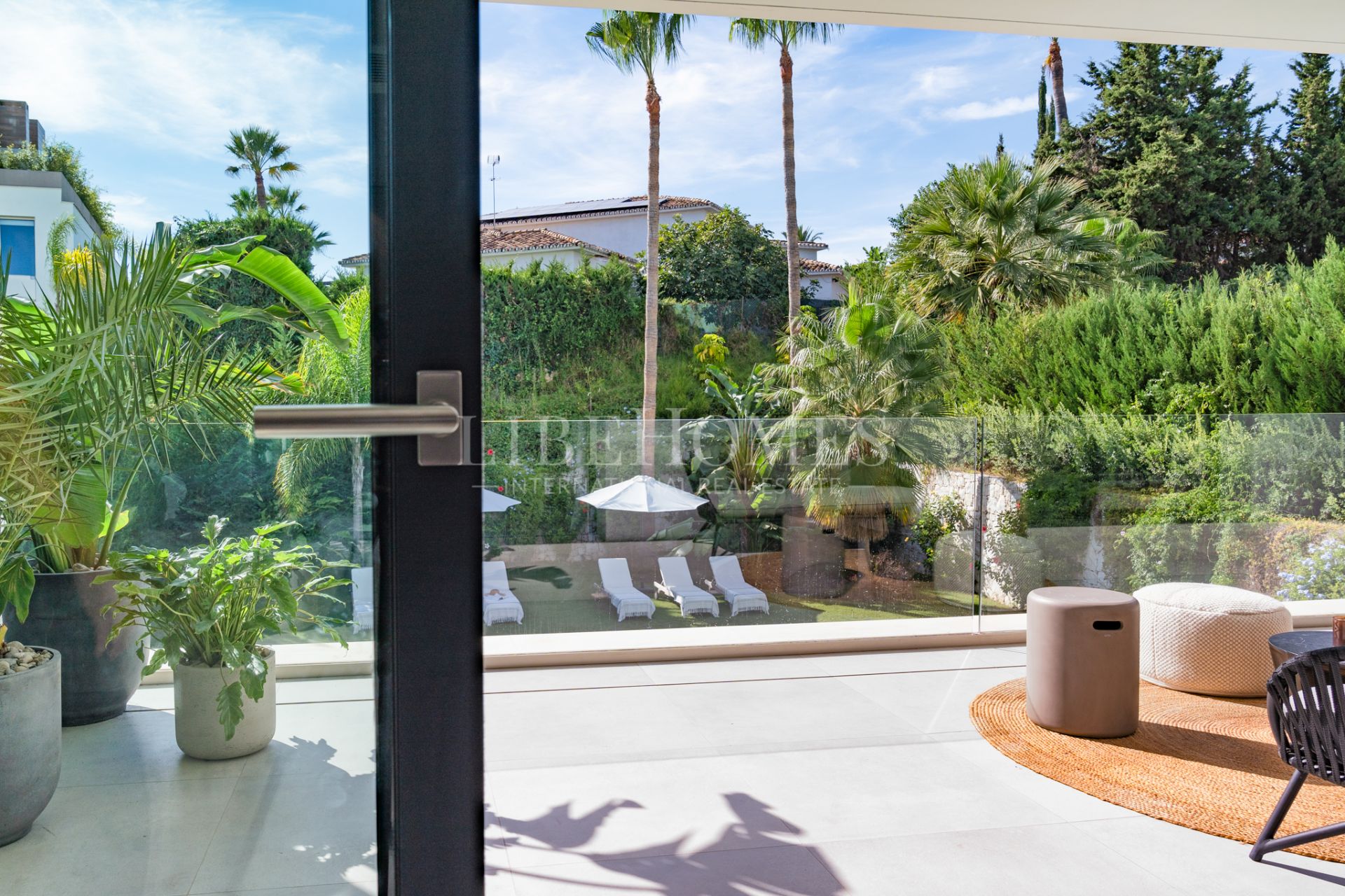Villa moderna a un paseo de la zona de ocio de Puerto Banús, Marbella