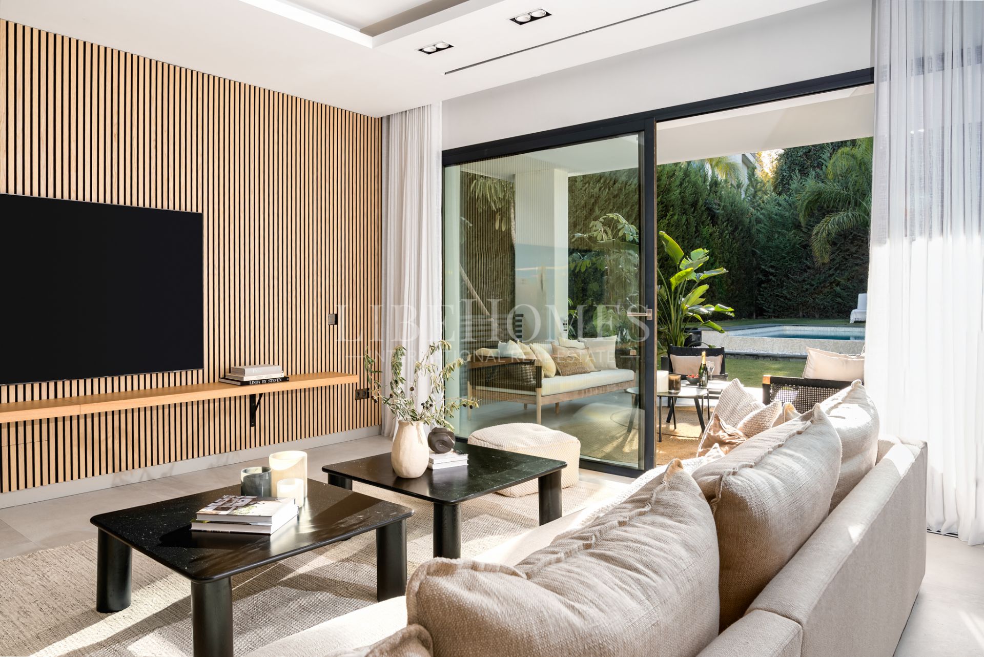 Villa moderna a un paseo de la zona de ocio de Puerto Banús, Marbella