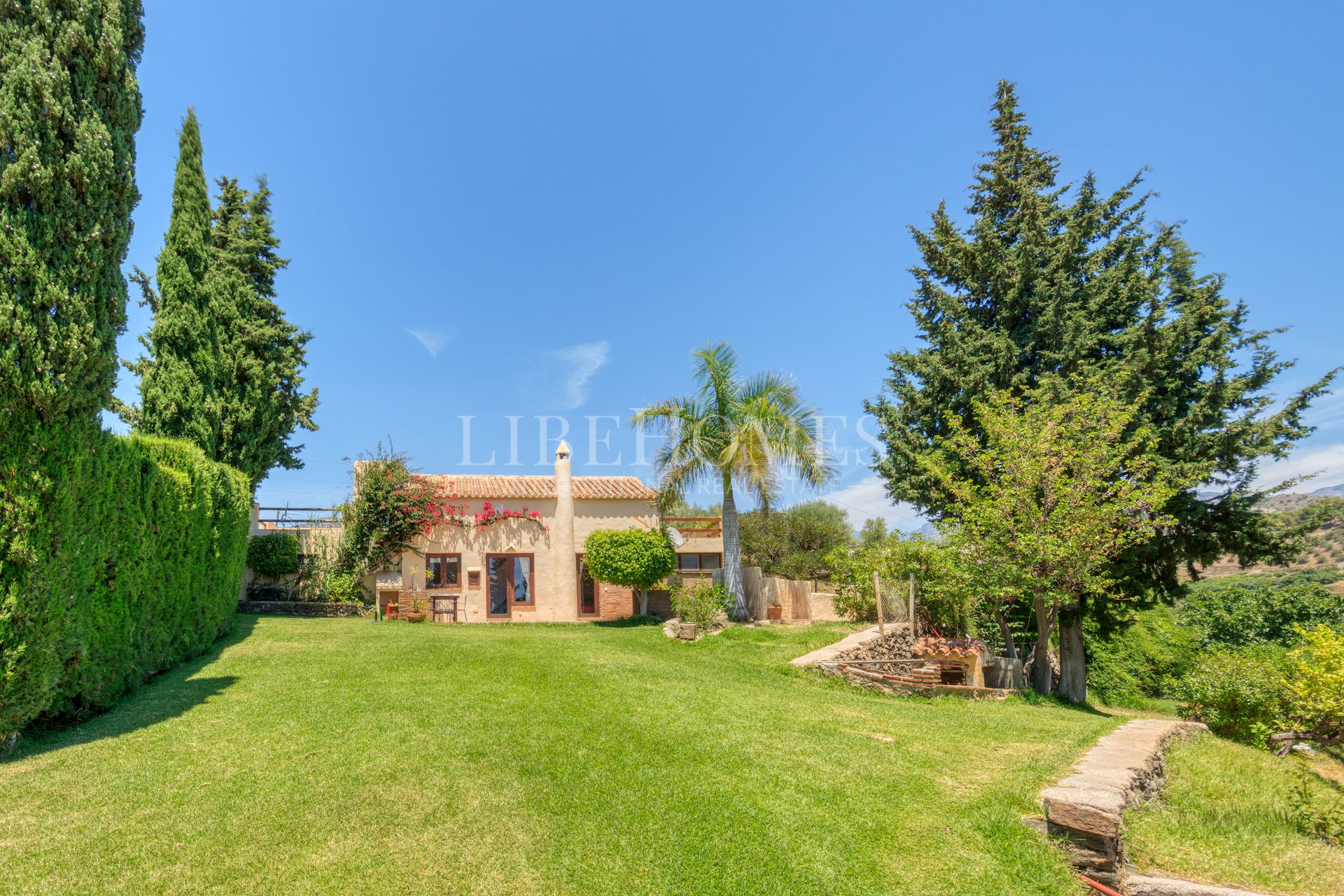 Finca for family use or perfect as a rural hotel in Frigiliana, Málaga
