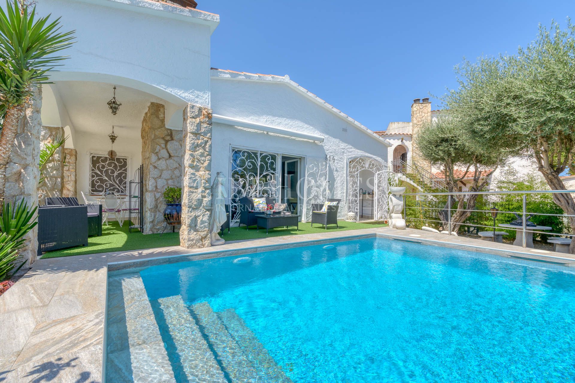 House with pool near the sea in Montgri, Empuriabrava, Costa Brava
