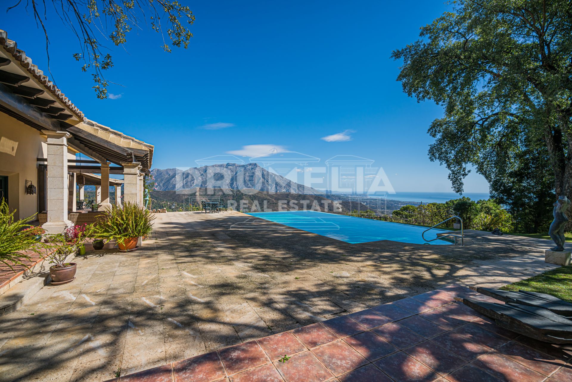 Benahavis, Impresionante Villa de lujo rústica con vistas al mar y majestuosas montañas en venta en La Zagaleta, Benahavis