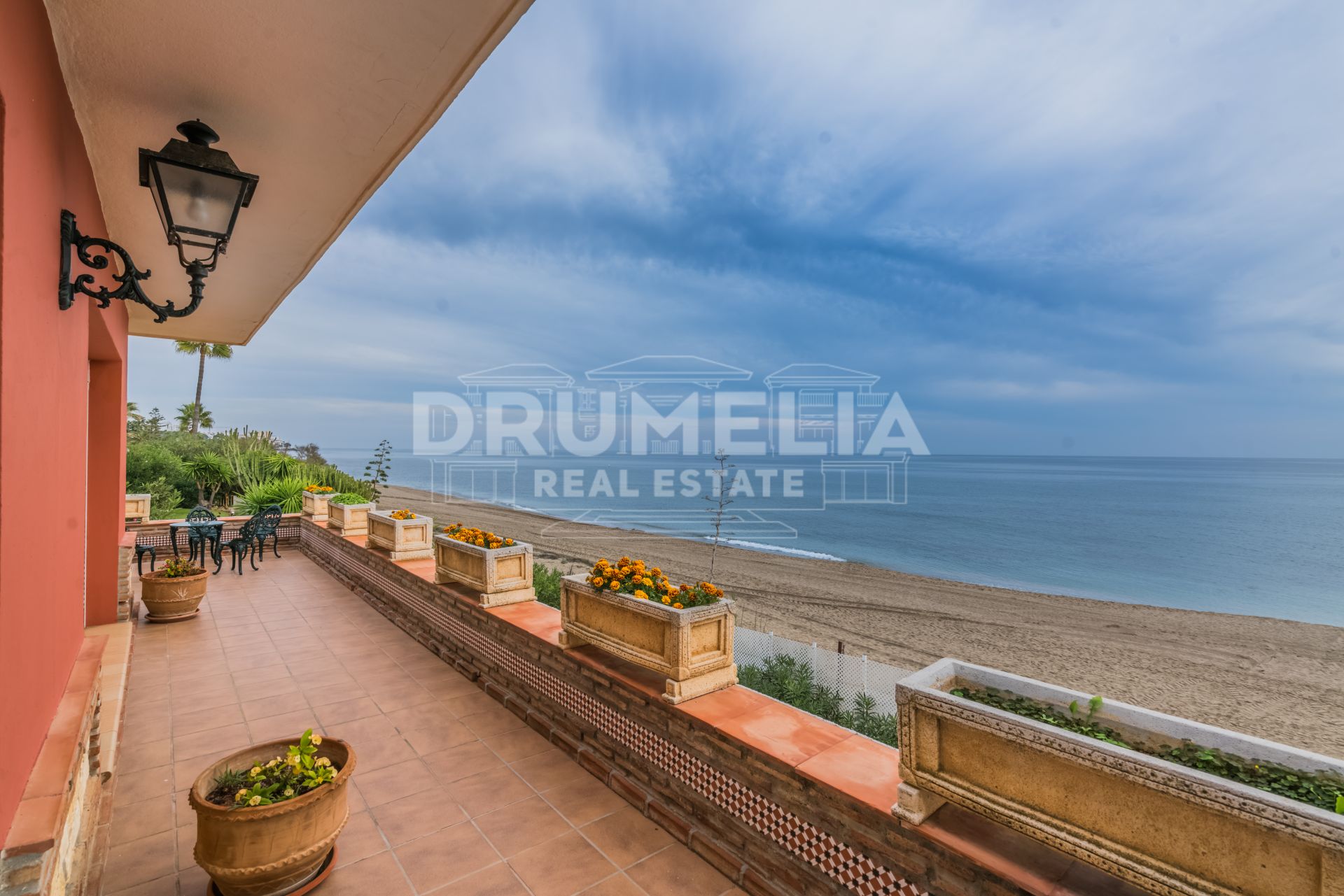 Marbella Este, Excepcional Villa de lujo en primera línea de playa de estilo andaluz en Puerto de Cabopino, Marbella