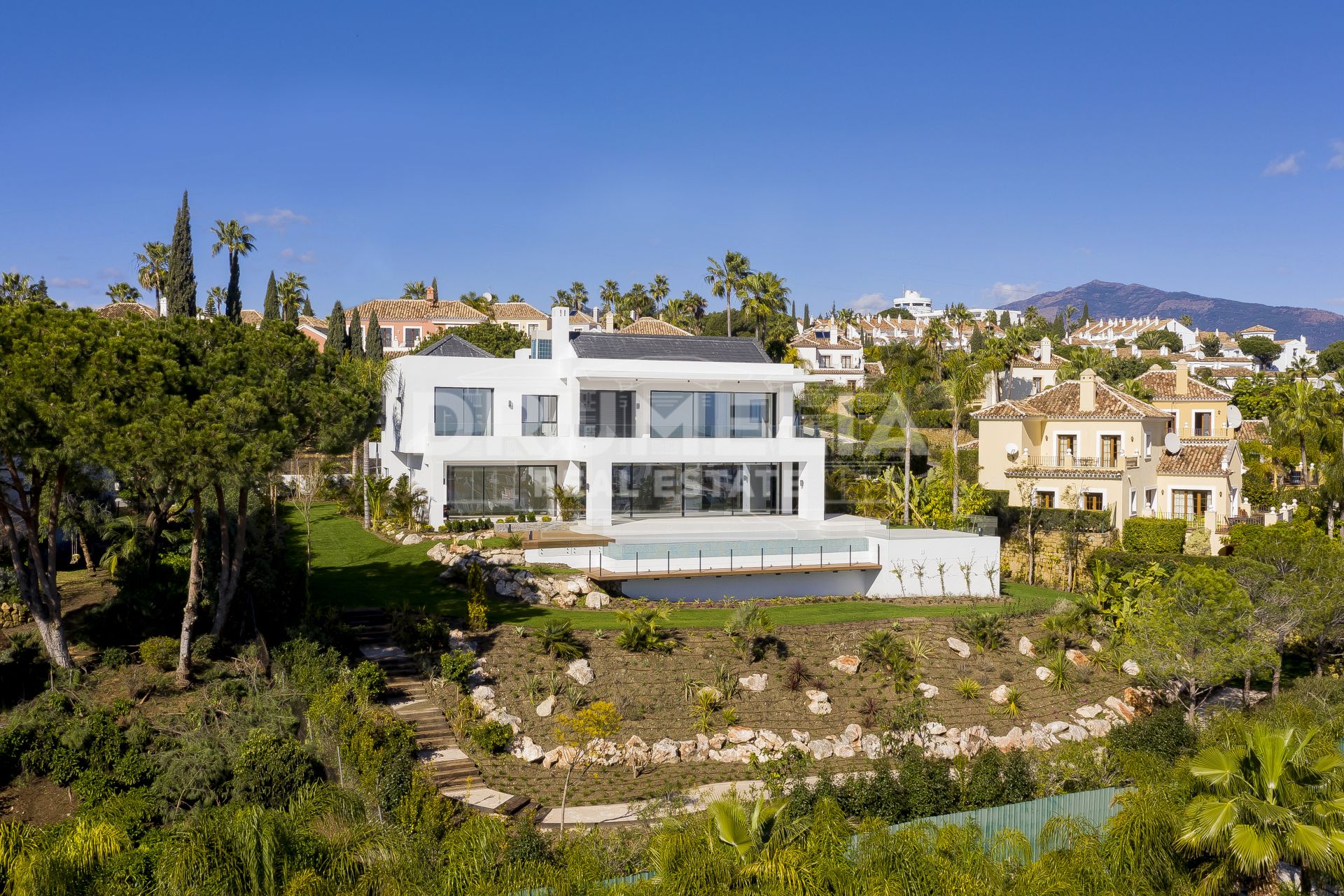 Estepona, Brand-New Superb Modern Luxury Villa in El Paraiso, Estepona