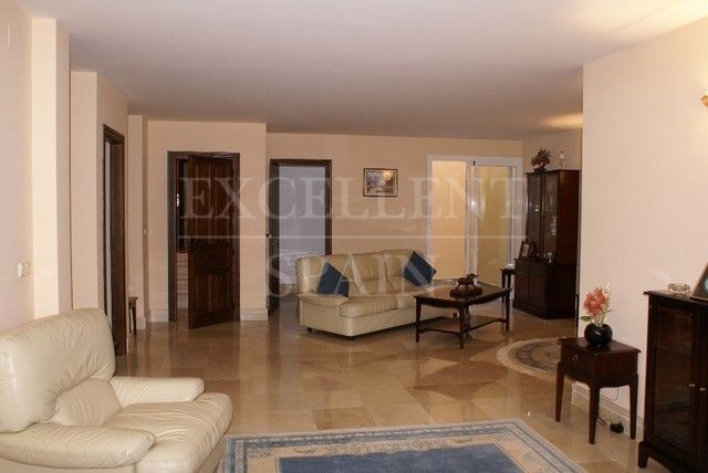 Villa in Altos del Rodeo, Nueva Andalucia