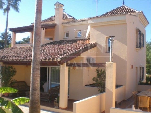 Villa in Altos del Rodeo, Nueva Andalucia