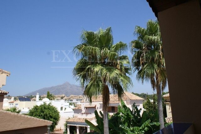 Villa in Altos del Rodeo, Nueva Andalucia