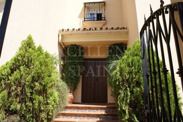 Villa in Altos del Rodeo, Nueva Andalucia