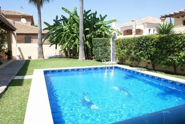 Villa in Altos del Rodeo, Nueva Andalucia