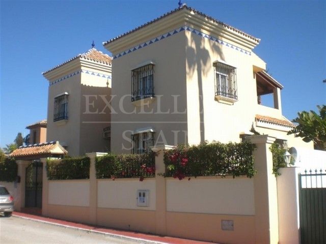 Villa in Altos del Rodeo, Nueva Andalucia