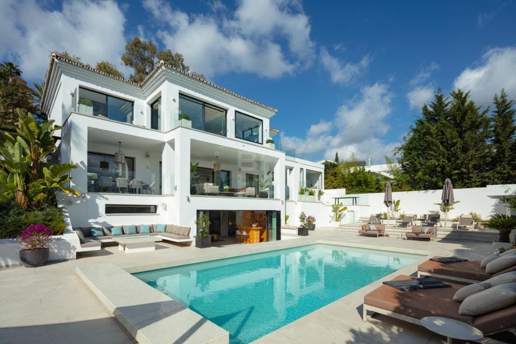 Properties for sale in Los Naranjos, Nueva Andalucia