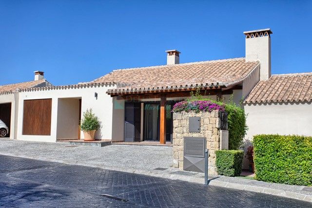 Semi Detached Villa for sale in Benahavis