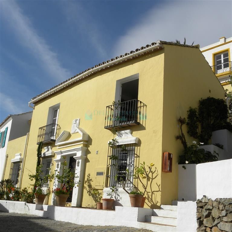 Semi Detached Villa for sale in Benahavis