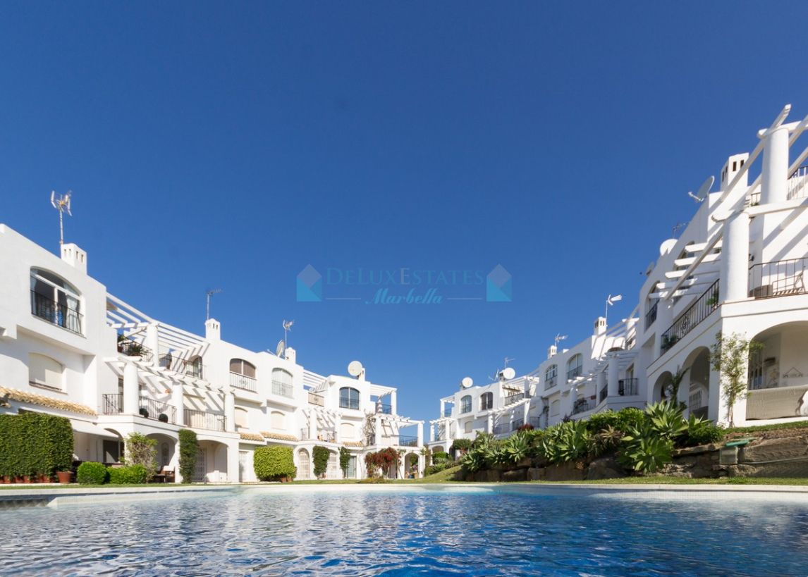 Fabulous property located just outside Puerto de la Duquesa, and just a short walk to the beach!
