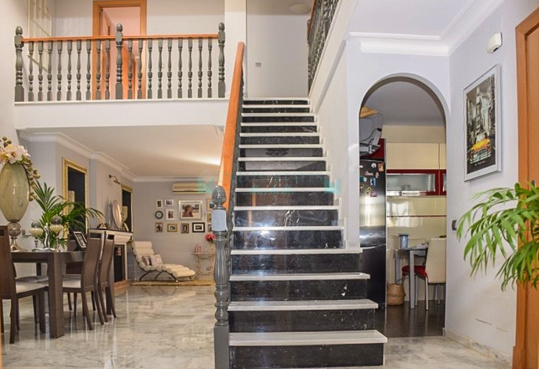 RENOVATED AND SPACIOUS 4 BEDROOMS TOWNHOUSE