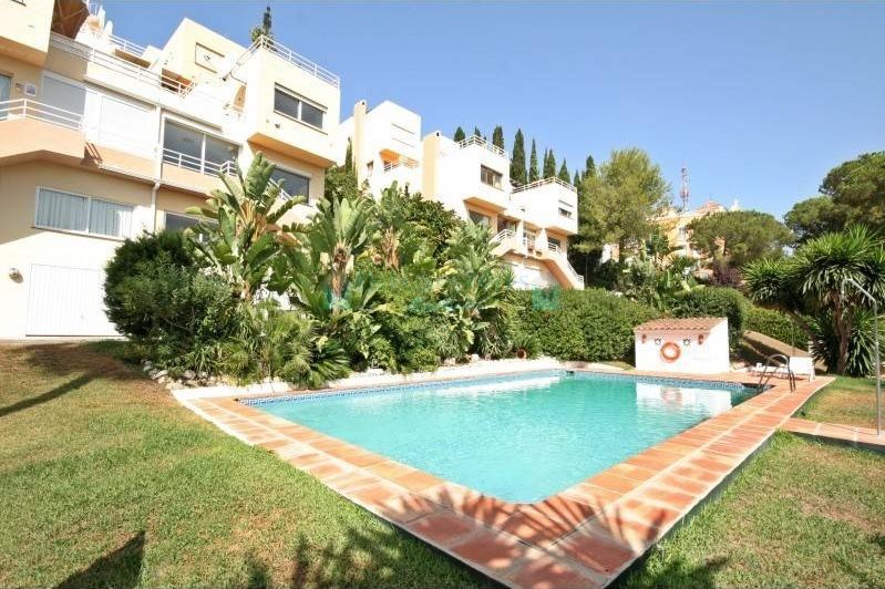 Fantastic townhouse with sea and montain views for sale at Nueva Andalucia, Costa del Sol