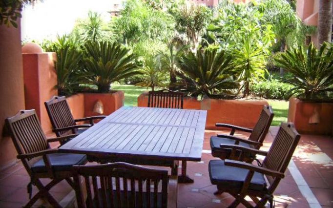Fantastic 3 bedroom apartment with direct access to gardens and pool area within a 5 minute walk of Puerto Banus.