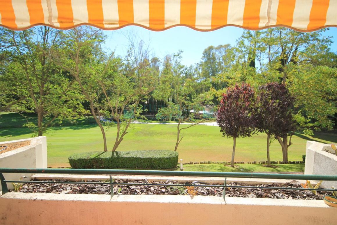 Bright frontline golf apartment for sale in Guadalmina Alta, San Pedro Alcántara, Costa del Sol