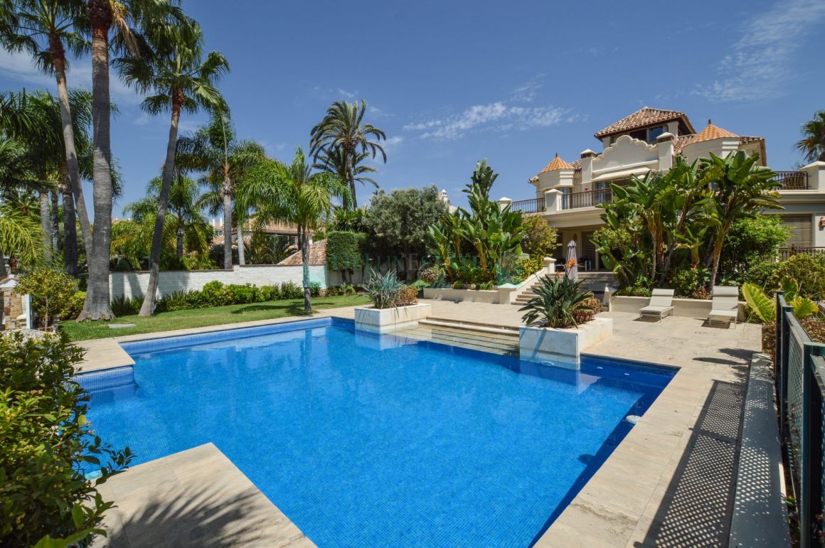 Preciosa villa de lujo en segunda linea del mar con vistas al mar en Las Chapas, Marbella Este, Costa del Sol