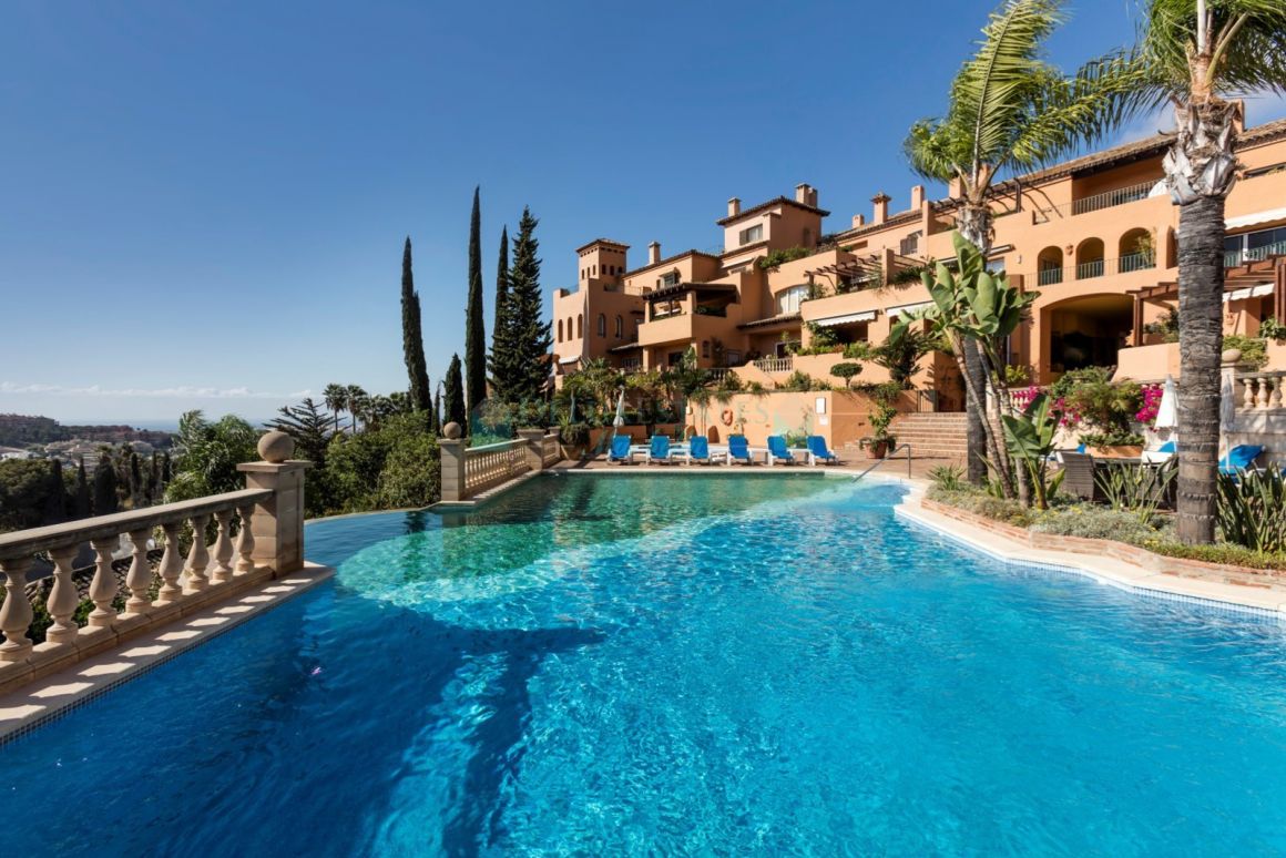 Spectacular duplex penthouse for sale in Nueva Andalucia, Costa del Sol