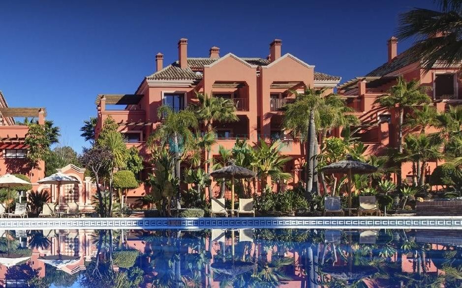 Spacious corner ground floor apartment for sale in Nueva Andalucia, Costa del Sol