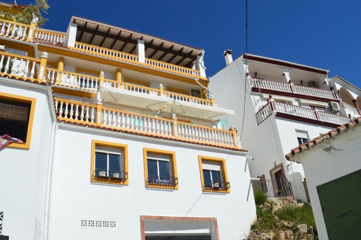 Very nice and bright duplex apartment for sale in Ojen, Costa del Sol